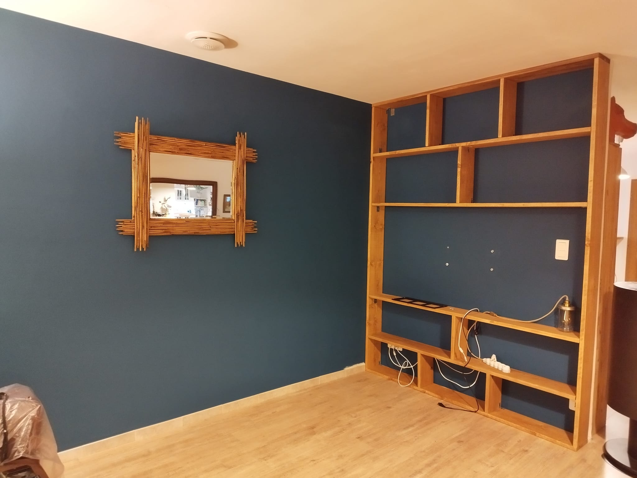 Création d'un meuble TV sur mesure & mur bleu pétrole — Bricol' Girl