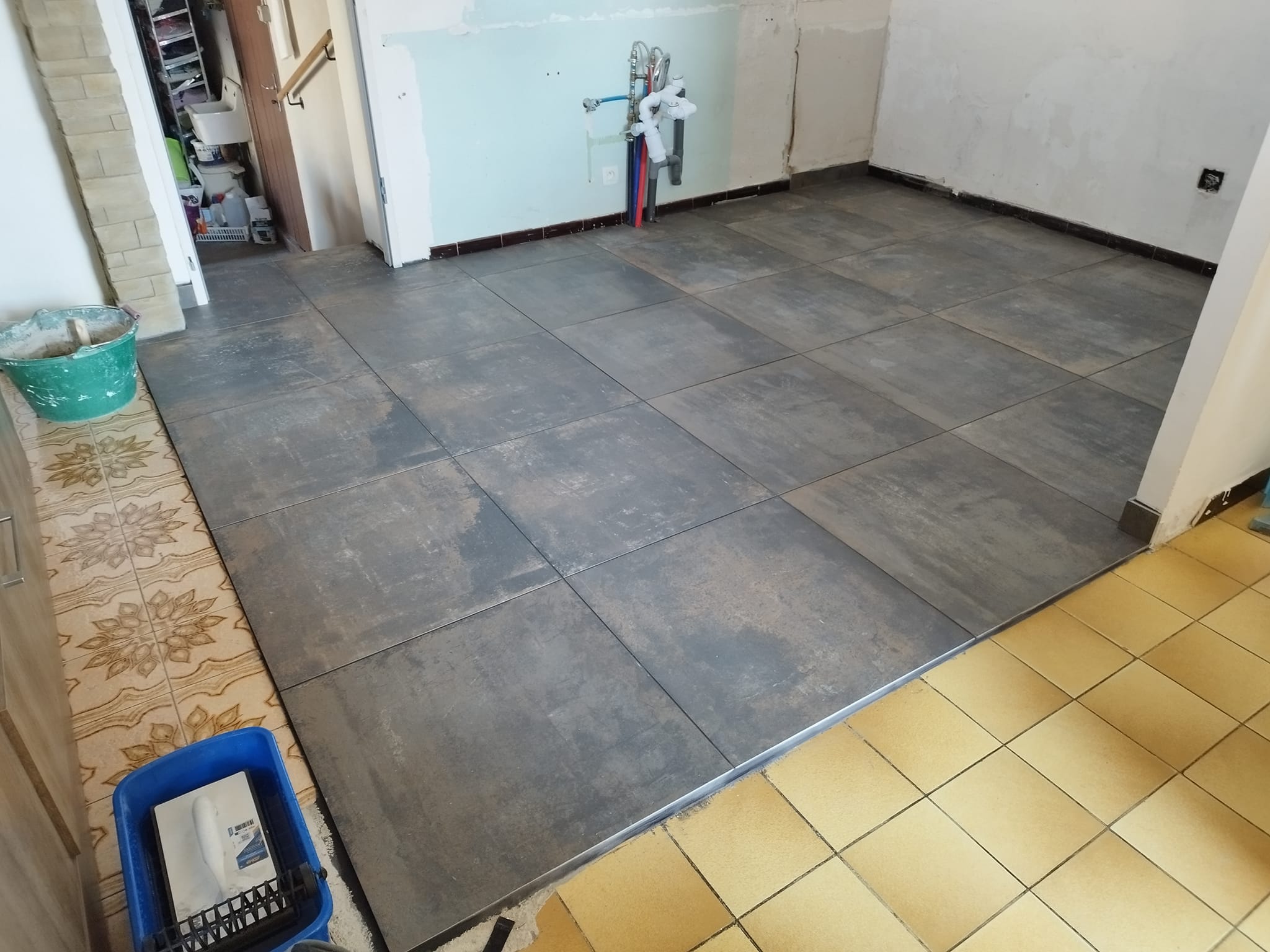 Préparation et pose de carrelage avec ragréage — Bricol' Girl